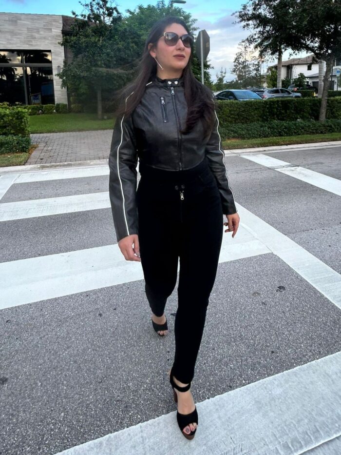 Chaqueta Corta De Cuero Negro - Image 1