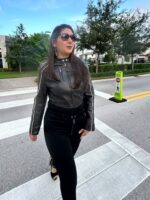 Chaqueta Corta De Cuero Negro - Image 2