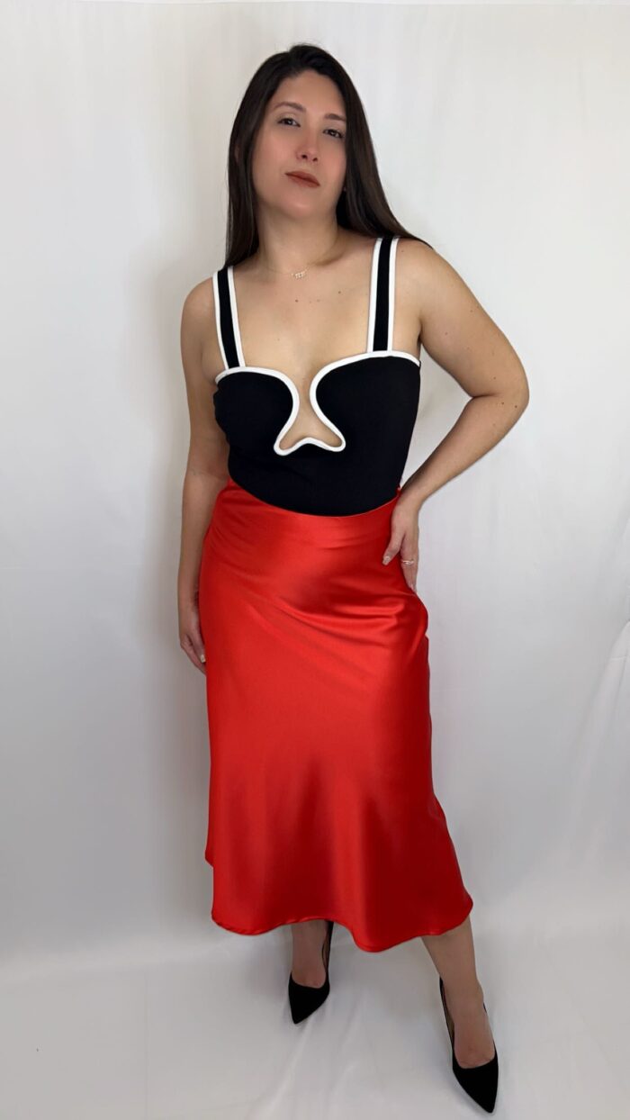 Falda Satinada Larga Roja - Image 1